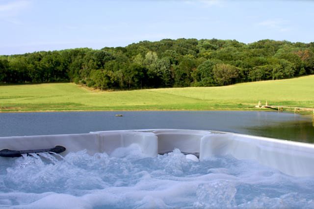hot tub at pinnon lake cabins